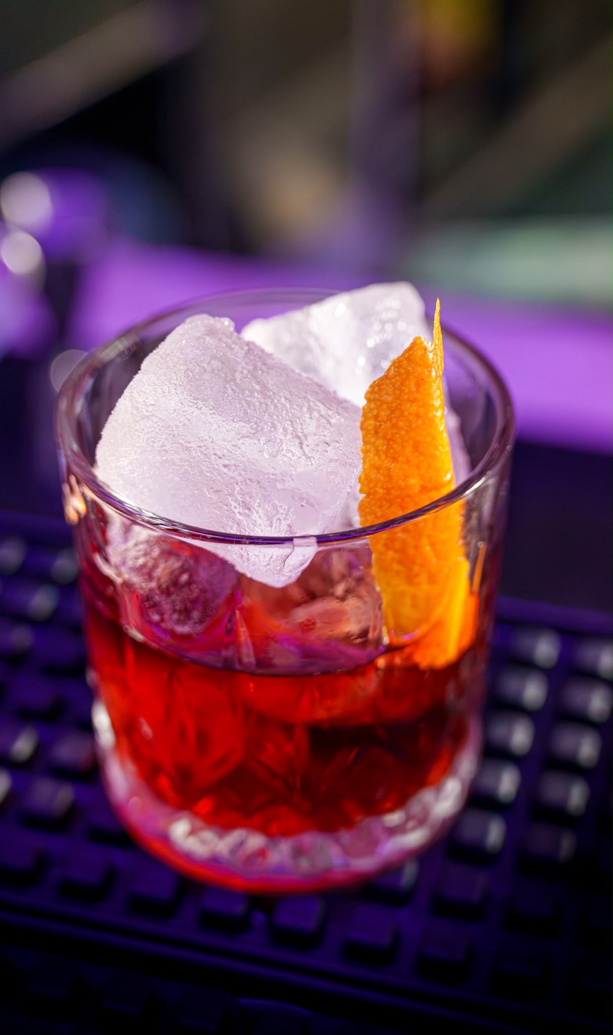 Negroni servito al bancone di Fronteluna