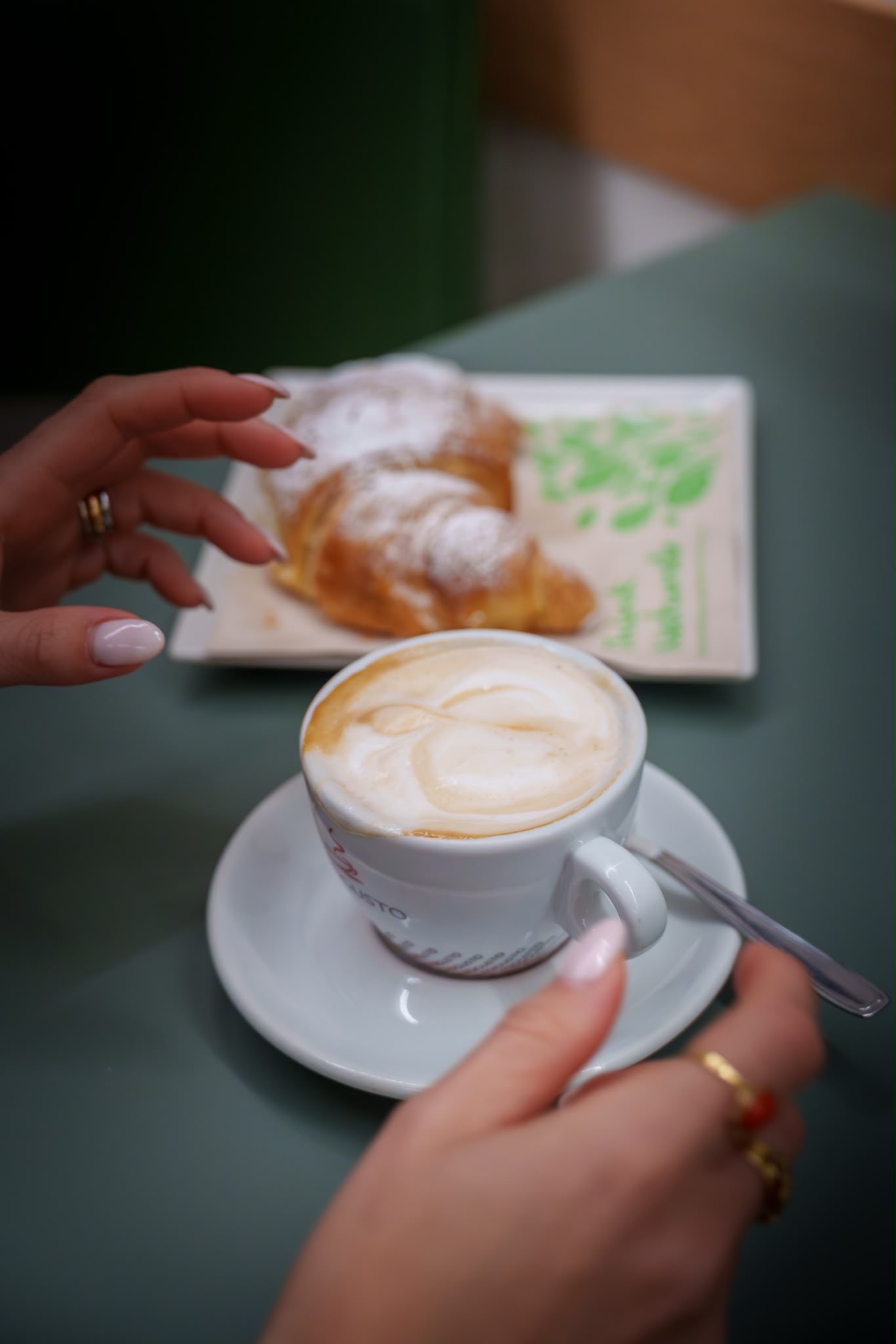 Cappuccino e croissant serviti a Fronteluna